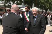 Mattarella a Cesena, volontari gli donano il gilet con la scritta 'tin bota'