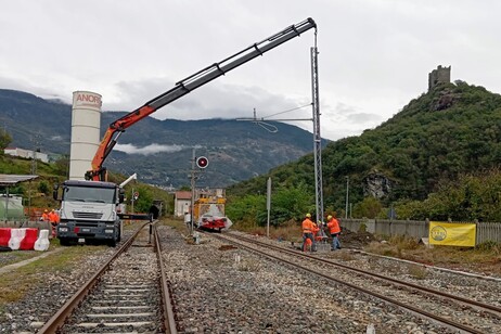 La posa del primo degli oltre duemila pali di trazione elettrica lungo la ferrovia Aosta-Ivrea