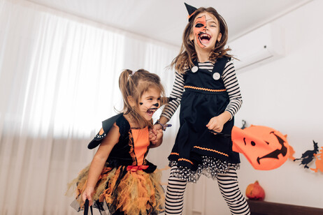 Halloween due bimbe mascherate si divertono foto iStock.