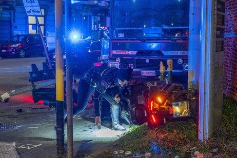 Inseguiti dai CC si schiantano con lo scooter, un morto a Milano