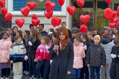 Donne: alunni celebrano 25 novembre con l'Inno di Mameli in Lis