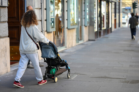 Istat,meno coppie con figli,più famiglie monogenitore