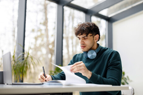 Un ragazzo alle prese con lo studio foto iStock.