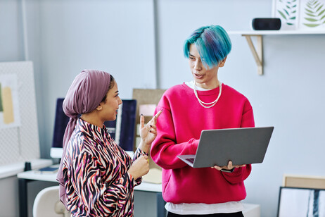 Il dialogo tra due giovani, foto iStock.