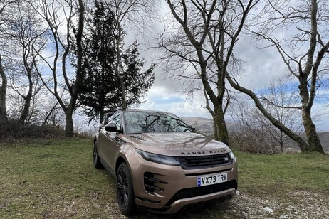 Range Rover Evoque P300e: eleganza ibrida alla spina