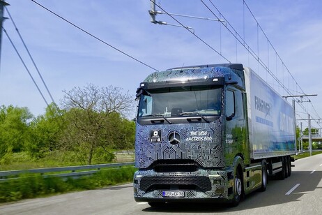 Camion Ev: batteria vs pantografo, test finali in Germania