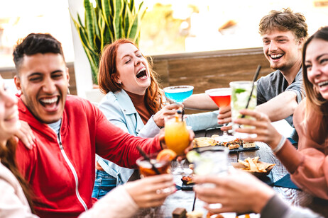 Un gruppo di giovani sorridenti foto iStock.