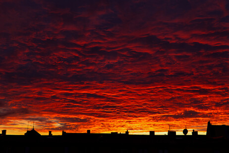 Tramonto sui tetti di una città (fonte:  Kurti411 via PxHere)