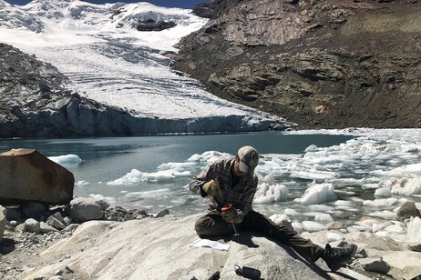 Un ricercatore raccoglie campioni di roccia al ghiacciaio Queshque in Perù (fonte: Emilio Mateo, Aspen Global Change Institute)