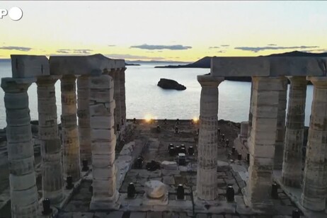 Grecia, nuova illuminazione per il Tempio di Poseidone