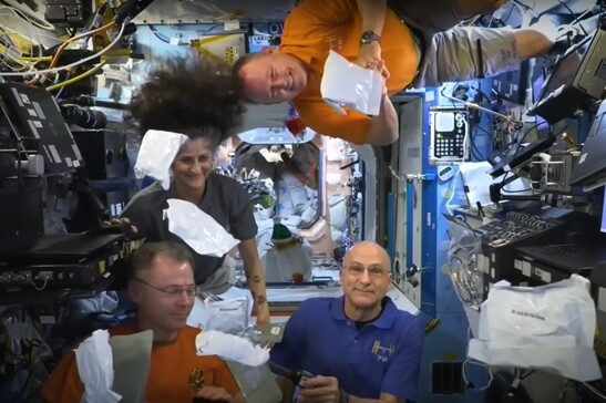 Gli astronauti della Nasa mostrano le pietanze per la feste del Ringraziamento (fonte: Nasa)