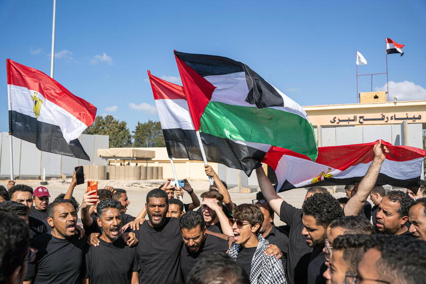 Egyptian NGO volunteers protest at Rafah crossing demanding aid delivery © ANSA/EPA