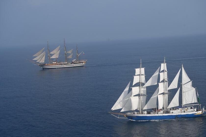 Incontro della nave Amerigo Vespucci con la ave a vela Tarangini della Marina Militare Indiana