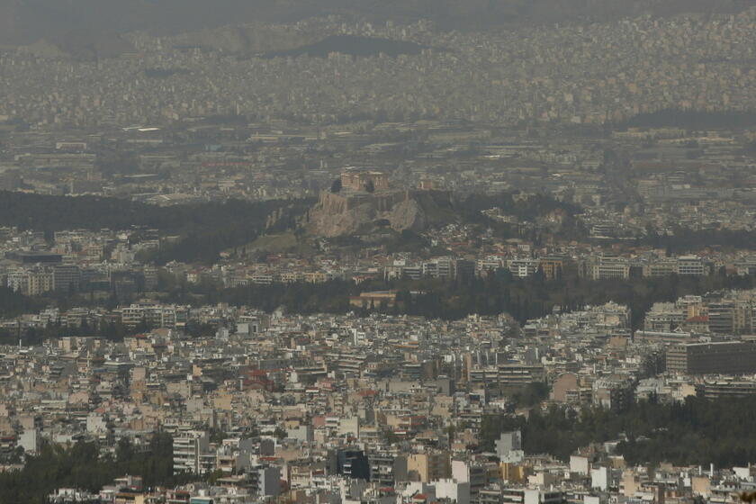 High temperatures and Saharan dust affect the weather in Greece © ANSA/EPA