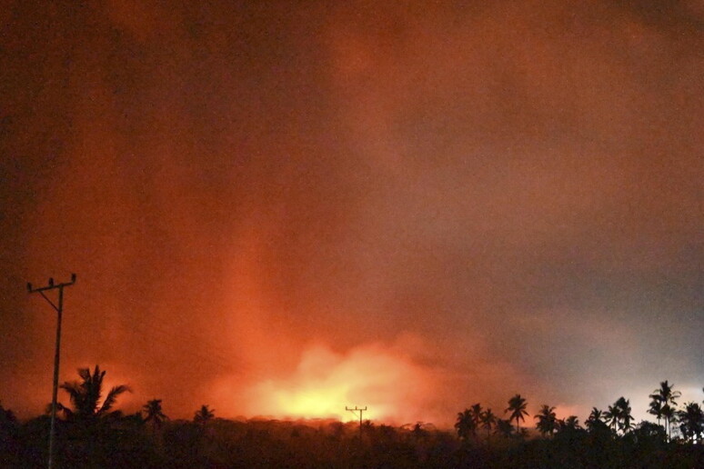 L 'eruzione del vulcano Lewotobi Lakilaki in Indonesia (fonte:  EPA/EAST FLORES BPBD ) © ANSA/EPA