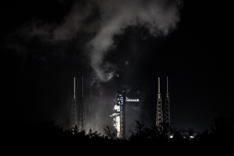 L 'accensione dei motori del razzo Falcon 9 di SpaceX durante le prove generali del lancio (fonte: Adam Bernstein/Spaceflight Now) - RIPRODUZIONE RISERVATA