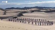 Messico, lezione di yoga sulle dune di sabbia del deserto di Samalayuca